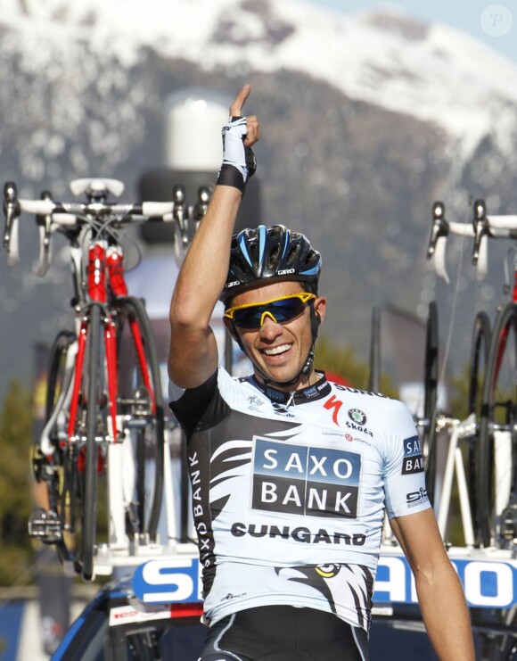 Alberto Contador (photo : sur la Vuelta en mars 2011), triple vainqueur du Tour de France, a été arrêté dans la descente du Galibier, mi-juin 2011, lors de sa préparation pour la Grande Boucle.