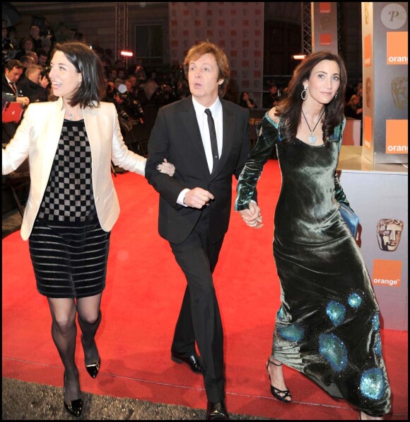 Paul McCartney, sa fiancée Nancy Shevell, et sa fille Mary McCartney, à Londres, le 13 février 2011.