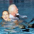 Karolina Kurkova et Richard Branson tout sourire dans la piscine de l'Hôtel Mondrian, à l'occasion des 25 ans de la ligne Miami/Londres de Virgin Atlantic Airways, à Miami, le 16 juin 2011.