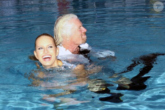 Karolina Kurkova et Richard Branson tout sourire dans la piscine de l'Hôtel Mondrian, à l'occasion des 25 ans de la ligne Miami/Londres de Virgin Atlantic Airways, à Miami, le 16 juin 2011.