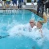 Karolina Kurkova et Richard Branson plongent dans la piscine de l'Hôtel Mondrian, à l'occasion des 25 ans de la ligne Miami/Londres de Virgin Atlantic Airways, à Miami, le 16 juin 2011.