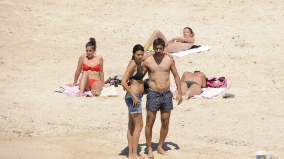 Raul : A la plage avec toute sa famille, le goleador peine à sourire