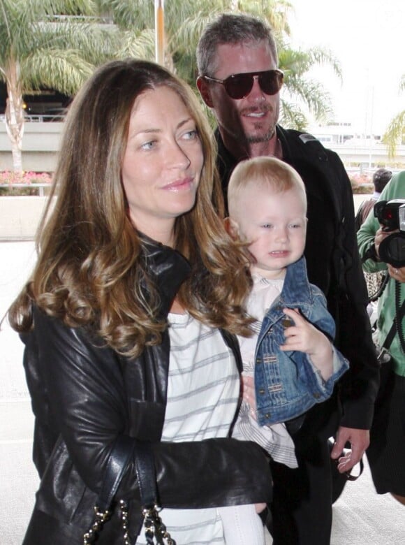 Très naturelle, Rebecca Gayheart porte sa jolie Billie. Eric Dane suit de très près les deux femmes de sa vie. Los Angeles, le 18 juin 2011