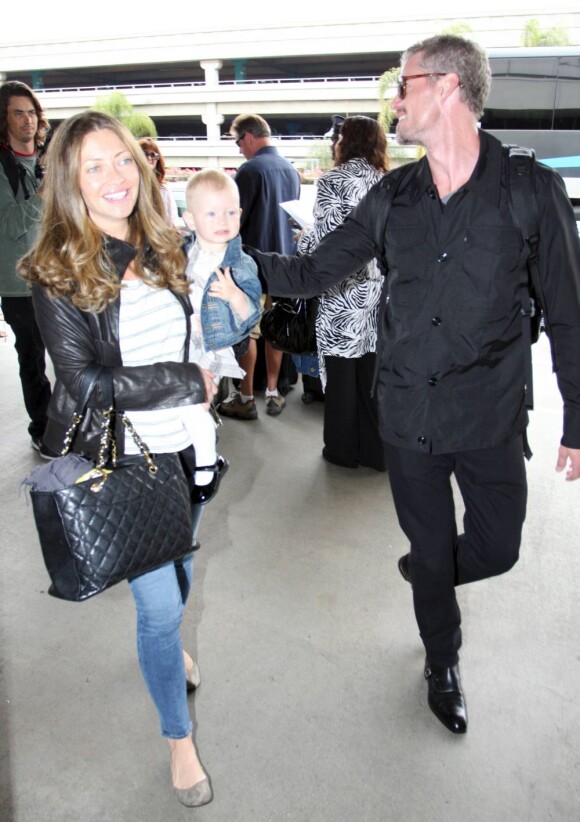 Pendant que maman Rebecca Gayheart porte sa Billie, Eric Dane s'occupe des paparazzi ! Los Angeles, le 18 juin 2011