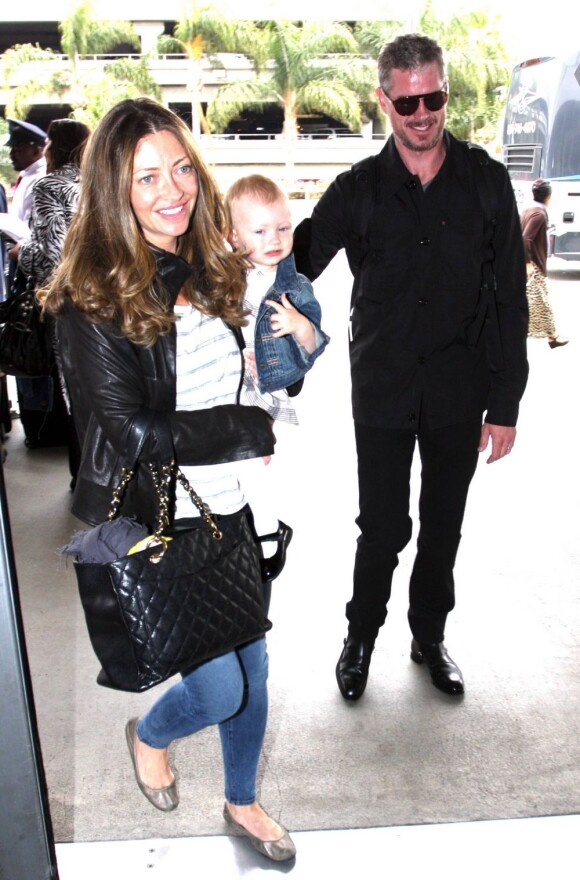 Rebecca Gayheart, Eric Dane et leur craquante Billie rejoignent l'aéroport de Los Angeles pour une destination encore inconnue, le 18 juin 2011