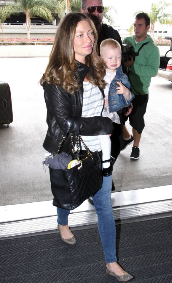 Rebecca Gayheart, Eric Dane et leur craquante Billie à l'aéroport de Los Angeles, le 18 juin 2011