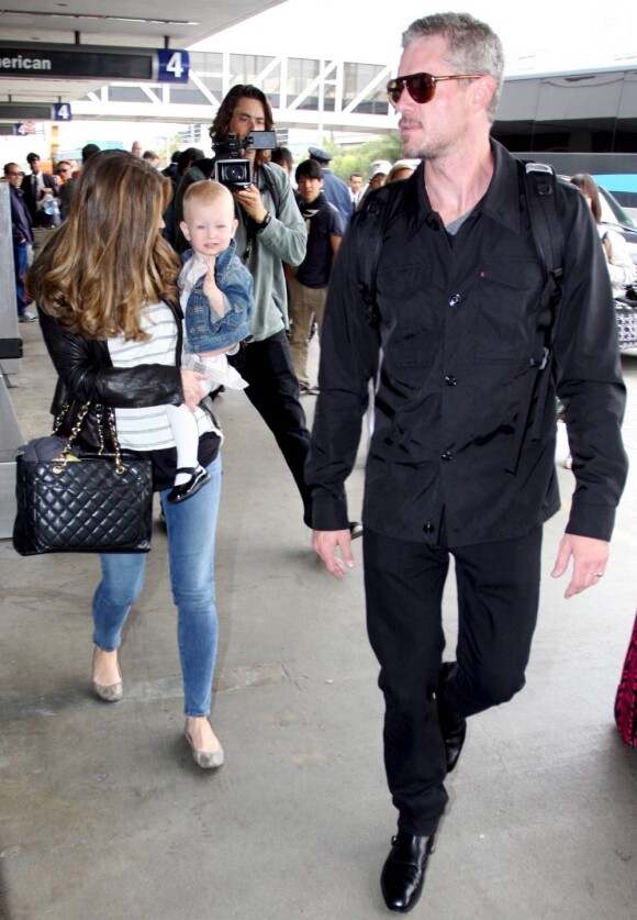 Très chic, le couple Rebecca Gayheart, Eric Dane quittent Los Angeles pour quelques jours de vacances avec leur craquante Billie. Los Angeles, le 18 juin 2011