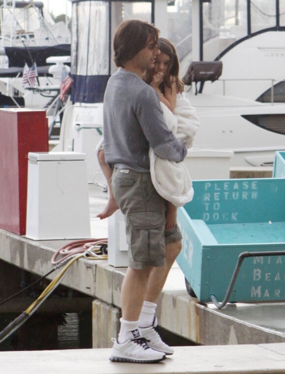 Tom Cruise profite de la Fête des Pères avec sa fille Suri Cruise aux côtés de Katie Holmes à bord de leur bateau le Marquis le 19 juin 2011