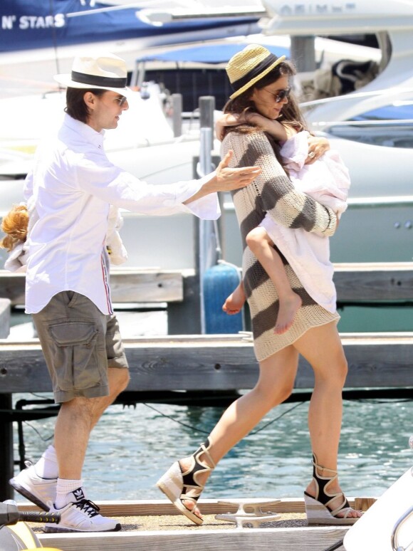Tom Cruise, Katie Holmes et leur petite Suri passent la journée à bord de leur bateau le Marquis le 19 juin 2011 à l'occasion de la Fête des Pères. 