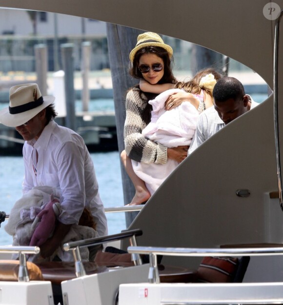 Katie Holmes profite de sa fille Suri Cruise durant la Fête des Pères aux côtés de son mari Tom Cruise à bord de leur bateau le Little Castle le 19 juin 2011