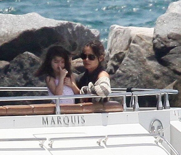 Katie Holmes profite de sa fille Suri Cruise durant la Fête des Pères aux côtés de son mari Tom Cruise à bord de leur bateau le Marquis le 19 juin 2011