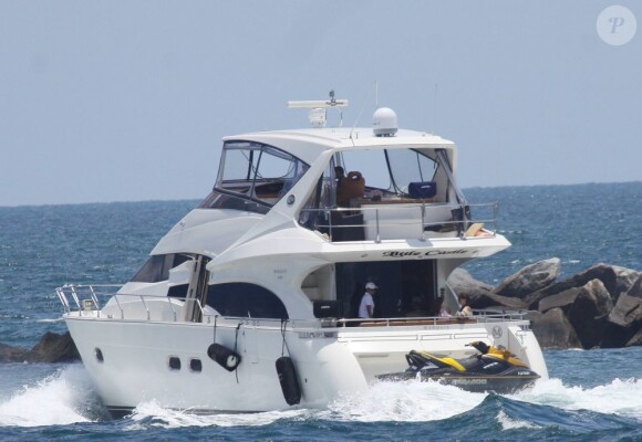 Tom Cruise, Katie Holmes et leur petite Suri passent la journée à bord de leur bateau le Marquis le 19 juin 2011