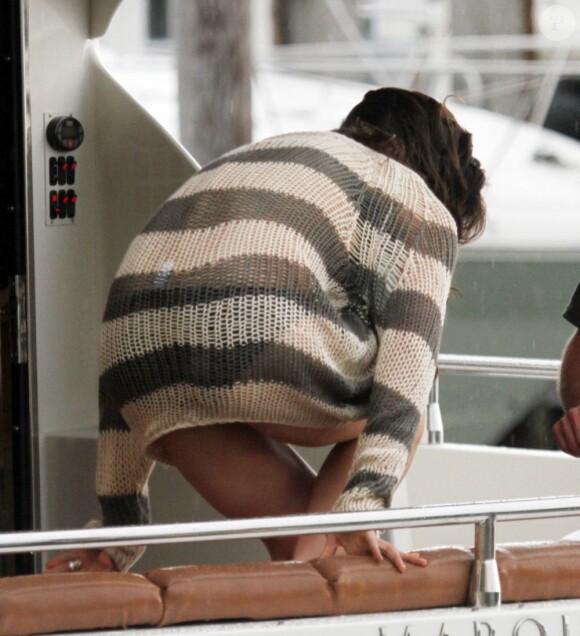 Katie Holmes se change alors qu'elle passe la Fête des Pères avec son mari Tom Cruise et leur petite Suri Cruise à bord de leur bateau le Marquis le 19 juin 2011 