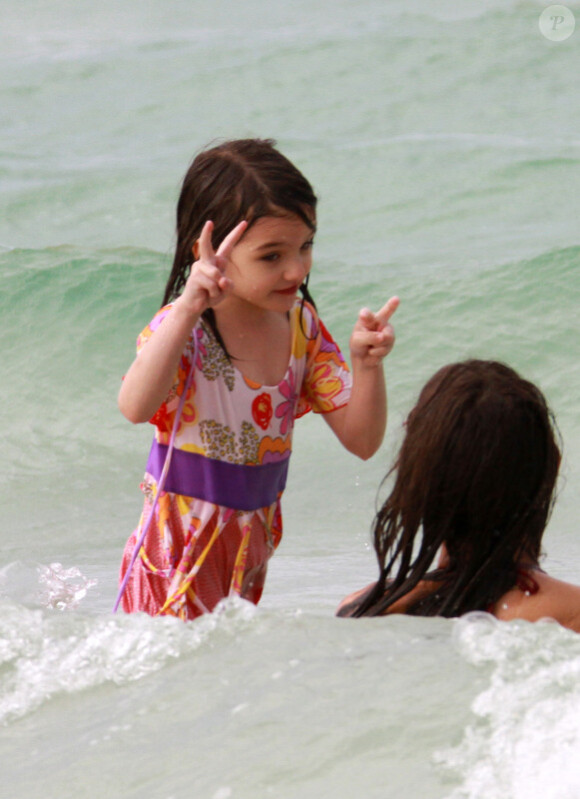 Katie Holmes et Suri Cruise se baignent sur la plage de Miami le 19 juin 2011