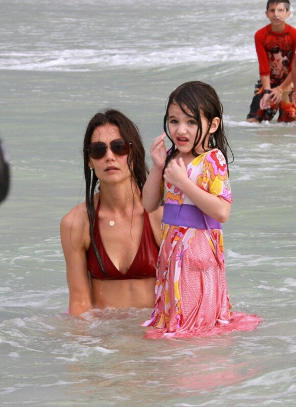 Katie Holmes et Suri Cruise se baignent sur la plage de Miami le 19 juin 2011