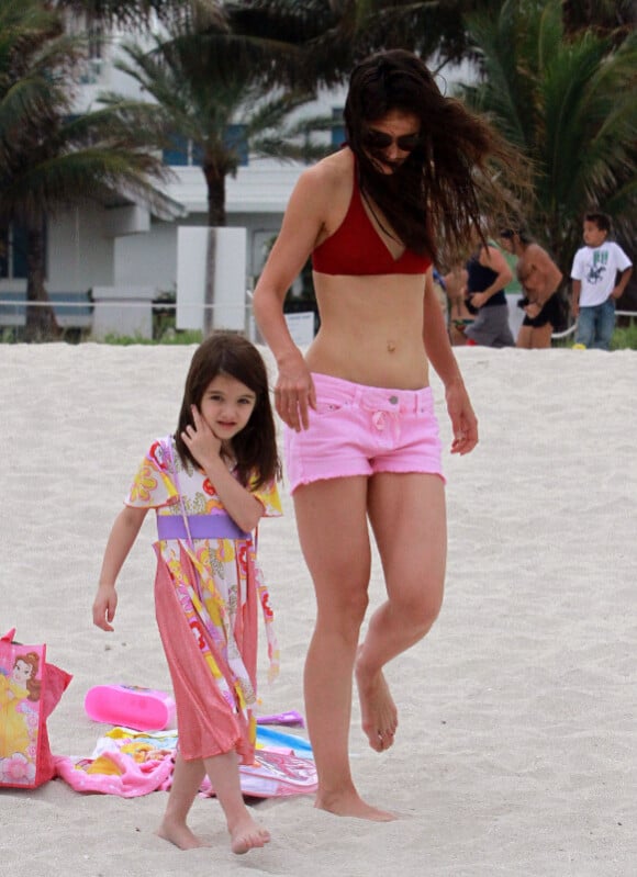 Katie Holmes et Suri Cruise profitent d'une belle après-midi sur une plage de Miami le 18 juin 2011