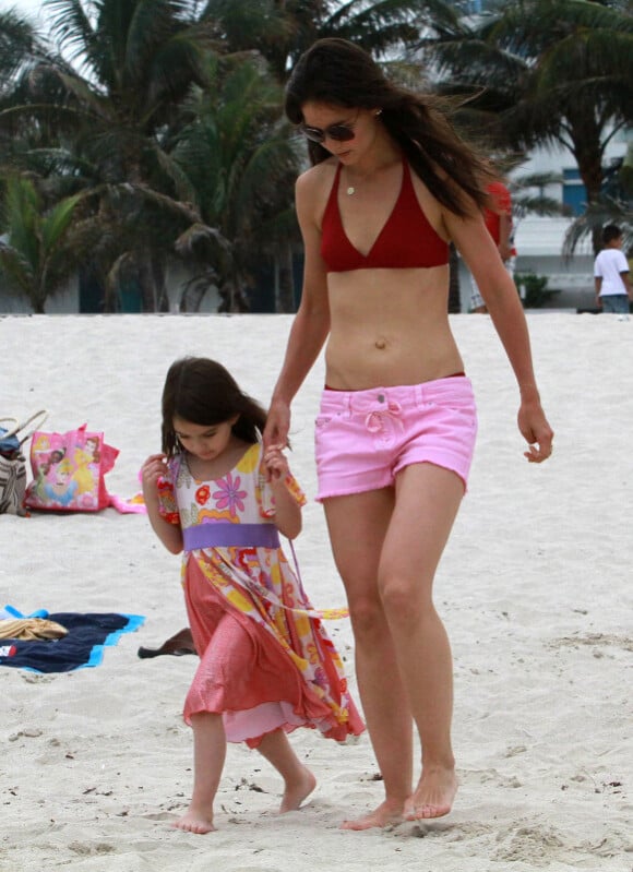 Katie Holmes et Suri Cruise profitent d'une belle après-midi sur une plage de Miami le 18 juin 2011
