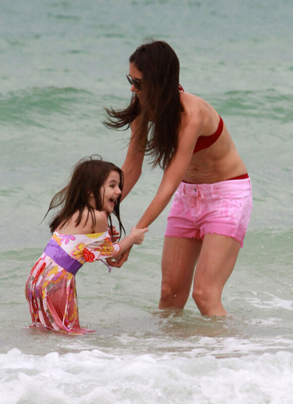 Katie Holmes et Suri Cruise se baignent sur une plage de Miami le 18 juin 2011
