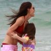 Katie Holmes et Suri Cruise se baignent sur une plage de Miami le 18 juin 2011