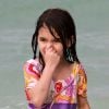 Suri Cruise : une vraie sirène toute habillée sur une plage de Miami le 18 juin 2011