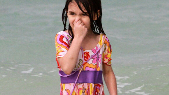 Suri Cruise: A la plage, toute habillée dans l'eau, avec ses parents... une star