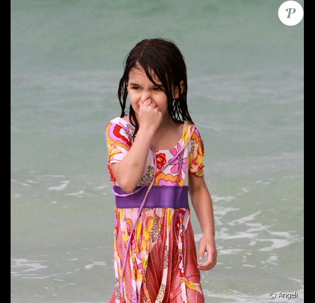 Suri Cruise A La Plage Toute Habillee Dans L Eau Avec Ses Parents Une Star Purepeople