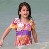 Suri Cruise : une vraie sirène toute habillée sur une plage de Miami le 18 juin 2011