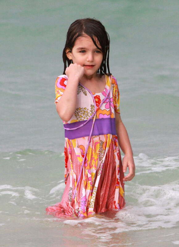 Suri Cruise : une vraie sirène toute habillée sur une plage de Miami le 18 juin 2011