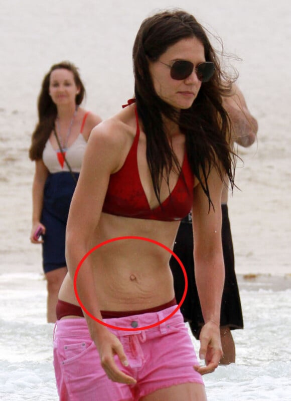 Katie Holmes et Suri Cruise profitent d'une belle après-midi sur une plage de Miami le 18 juin 2011