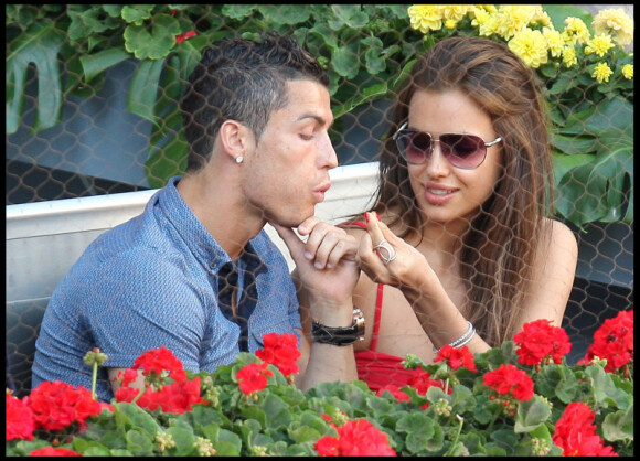 Cristiano Ronaldo et Irina Shayk à Madrid le 8 mai 2011. La belle a mal, le beau souffle pour évacuer la douleur