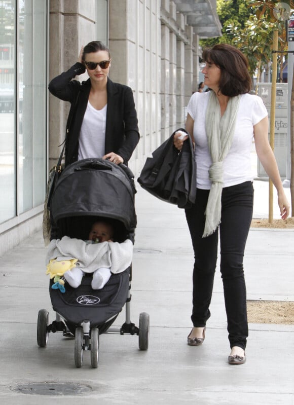Miranda Kerr peut compter sur le soutien de sa maman pour s'occuper de son petit Flynn. Juin 2011 à Los Angeles