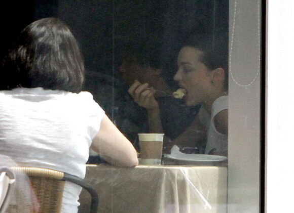 Miranda Kerr s'accorde un déjeuner avec sa maman à Los Angeles en juin 2011