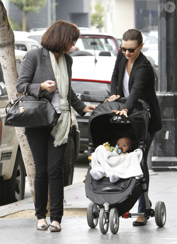 Miranda Kerr peut compter sur le soutien de sa maman pour s'occuper de son petit Flynn. Juin 2011 à Los Angeles 