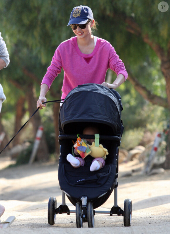 Miranda Kerr accompagnée de sa maman et de son adorable Flynn lors d'une balade à Los Angeles 