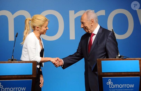 Shakira en visite à Jérusalem, le 21 juin 2011. Ici avec le président Shimon Peres pour une conférence de presse sur l'éducation.