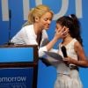 Shakira en visite à Jérusalem, le 21 juin 2011. La chanteuse reçoit en cadeau des mains d'une petite fille un collier traditionnel Yemeni.