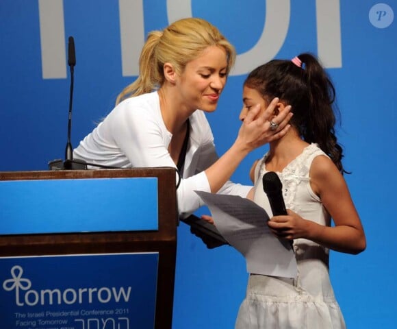 Shakira en visite à Jérusalem, le 21 juin 2011. La chanteuse reçoit en cadeau des mains d'une petite fille un collier traditionnel Yemeni.