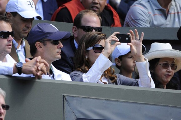 Roger Federer va tenter de reconquérir son titre à Wimbledon 2011. Comme toujours, sa femme Mirka est dans les gradins.