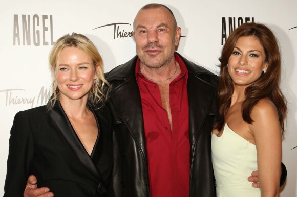Thierry Mugler entouré de ses deux égéries de charme, Naomi Watts et Eva Mendes à la soirée qui célèbre la nouvelle publicité du parfum Angel. New York, 23 juin 2011