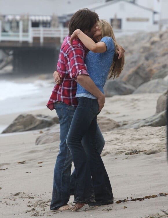David Duchovny et Natascha McElhone s'embrassent avec passion sur une plage de Los Angeles dans le cadre du tournage de la série Californication le 8 juin 2011