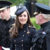 Kate Middleton et le prince William rencontrent le Major Général Bill Cubitt lors de la remise des distinctions pour le premier bataillon de la Irish Guards rentrée d'Afghanistan à Windsor, Londres, le 25 juin 2011