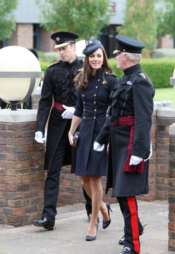Kate Middleton et le prince William rencontrent le Major Général Bill Cubitt lors de la remise des distinctions pour le premier bataillon de la Irish Guards rentrée d'Afghanistan à Windsor, Londres, le 25 juin 2011