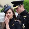 Kate Middleton et le prince William, amoureux et élégants en uniforme, lors de la remise des distinctions pour le premier bataillon de la Irish Guards rentrée d'Afghanistan à Windsor, Londres, le 25 juin 2011