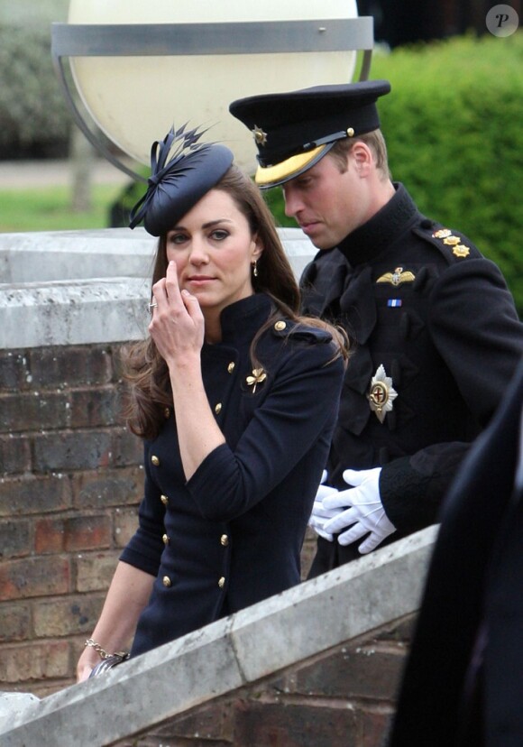 Kate Middleton et le prince William, amoureux et élégants en uniforme, lors de la remise des distinctions pour le premier bataillon de la Irish Guards rentrée d'Afghanistan à Windsor, Londres, le 25 juin 2011