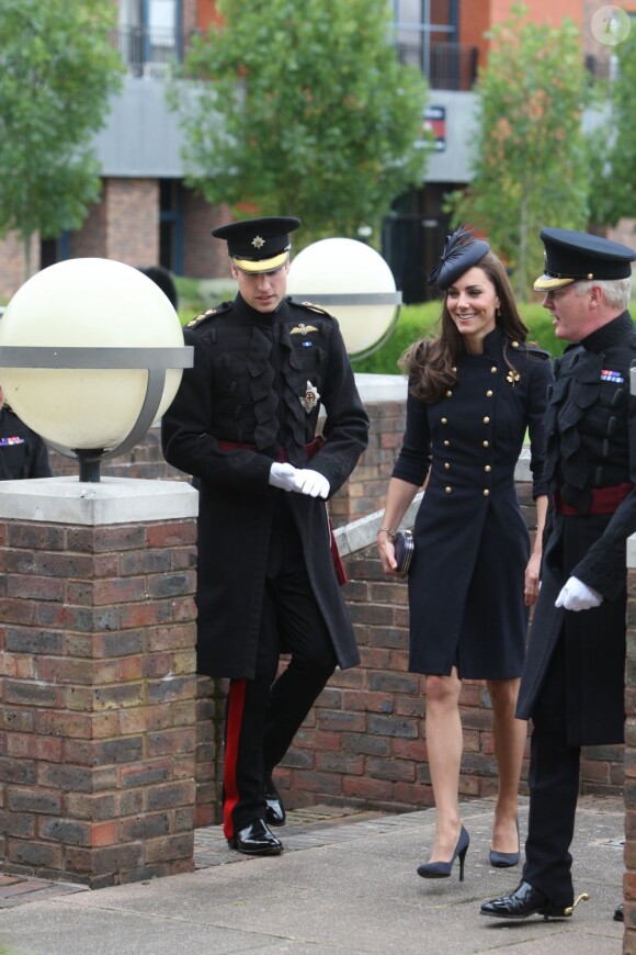 Kate Middleton, ravissante et souriante aux côtés de son prince William et du Major Général Bill Cubitt lors de la remise des distinctions pour le premier bataillon de la Irish Guards rentrée d'Afghanistan à Windsor, Londres, le 25 juin 2011