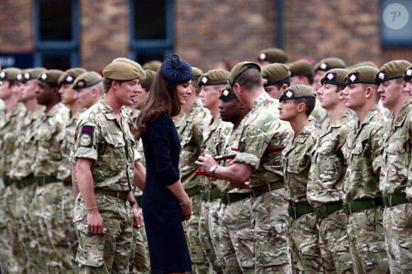 Kate Middleton, ravissante face aux soldats, lors de la remise des distinctions pour le premier bataillon de la Irish Guards rentrée d'Afghanistan à Windsor, Londres, le 25 juin 2011