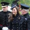 Kate Middleton, très souriante, et le prince William rencontrent le Major Général Bill Cubitt lors de la remise des distinctions pour le premier bataillon de la Irish Guards rentrée d'Afghanistan à Windsor, Londres, le 25 juin 2011