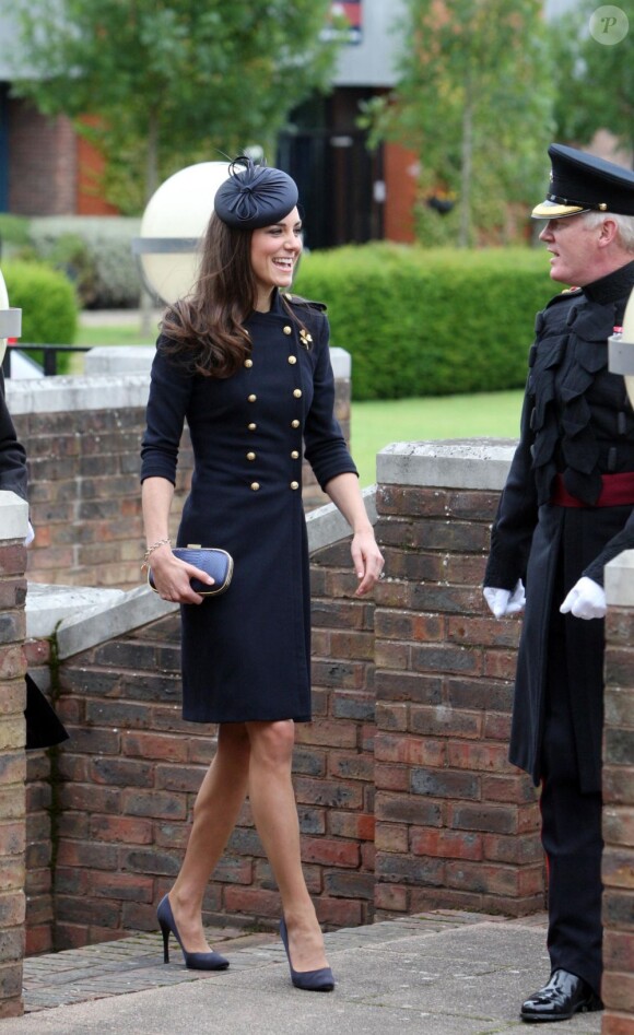 la princesse Catherine Middleton, sublime lors de la remise des distinctions pour le premier bataillon de la Irish Guards rentrée d'Afghanistan à Windsor, Londres, le 25 juin 2011