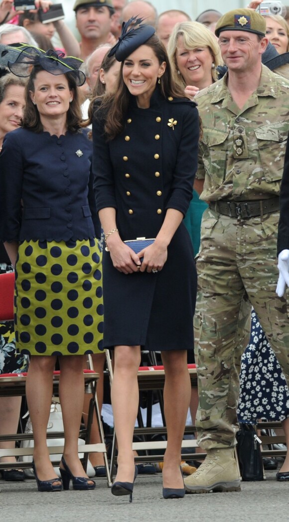 La princesse Catherine Middleton, sublime lors de la remise des distinctions pour le premier bataillon de la Irish Guards rentrée d'Afghanistan dans l'enceinte du musée militaire Victoria Barracks, Londres, le 25 juin 2011