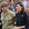 La princesse Catherine Middleton, sublime aux côtés d'un soldat lors de la remise des distinctions pour le premier bataillon de la Irish Guards rentrée d'Afghanistan dans l'enceinte du musée militaire Victoria Barracks, Londres, le 25 juin 2011